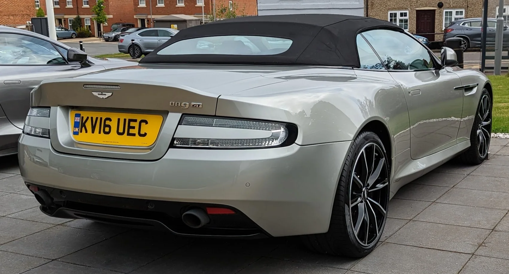 DB9 GT Volante imagine reprezentativă