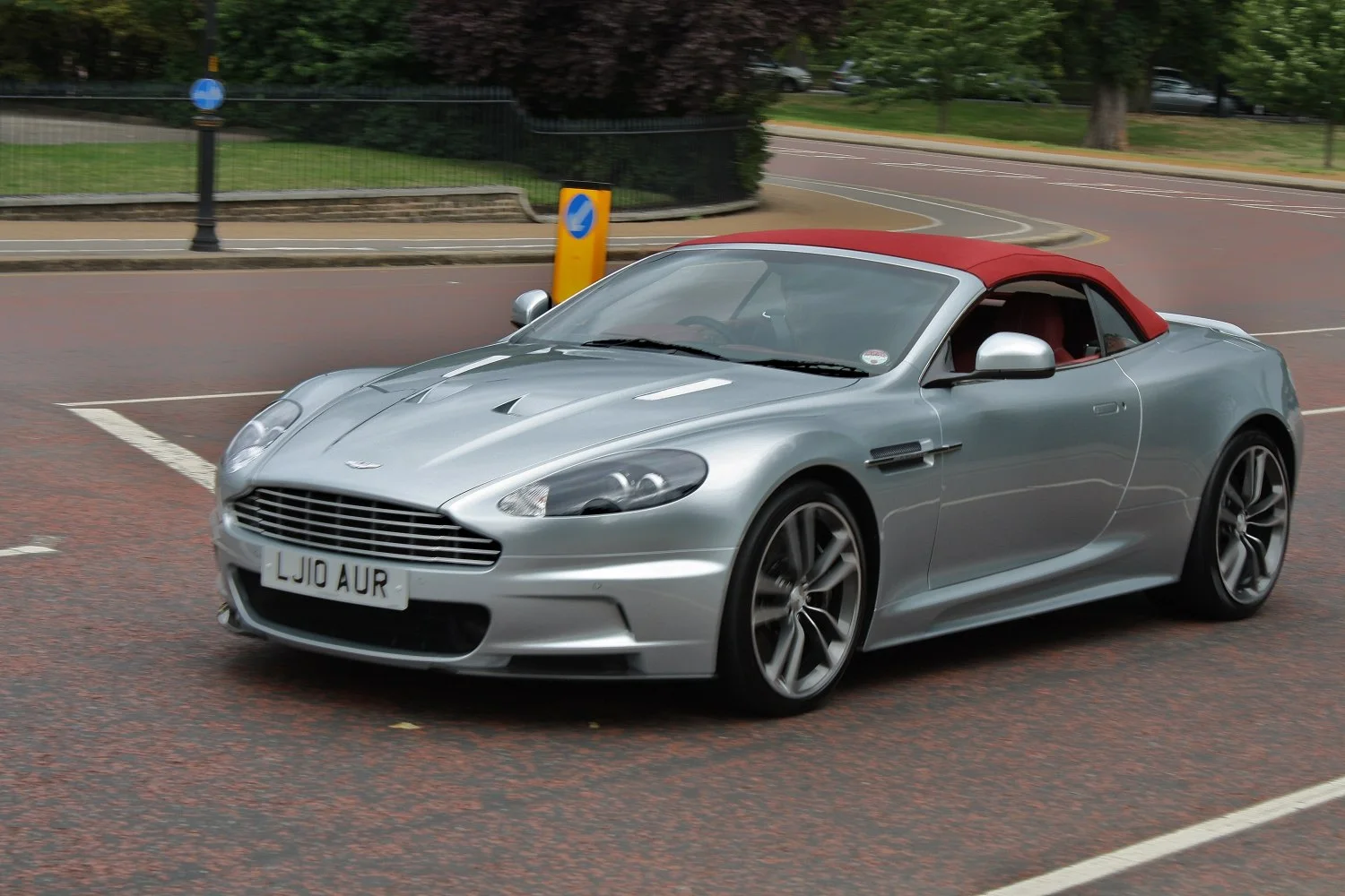 DBS V12 Volante imagine reprezentativă