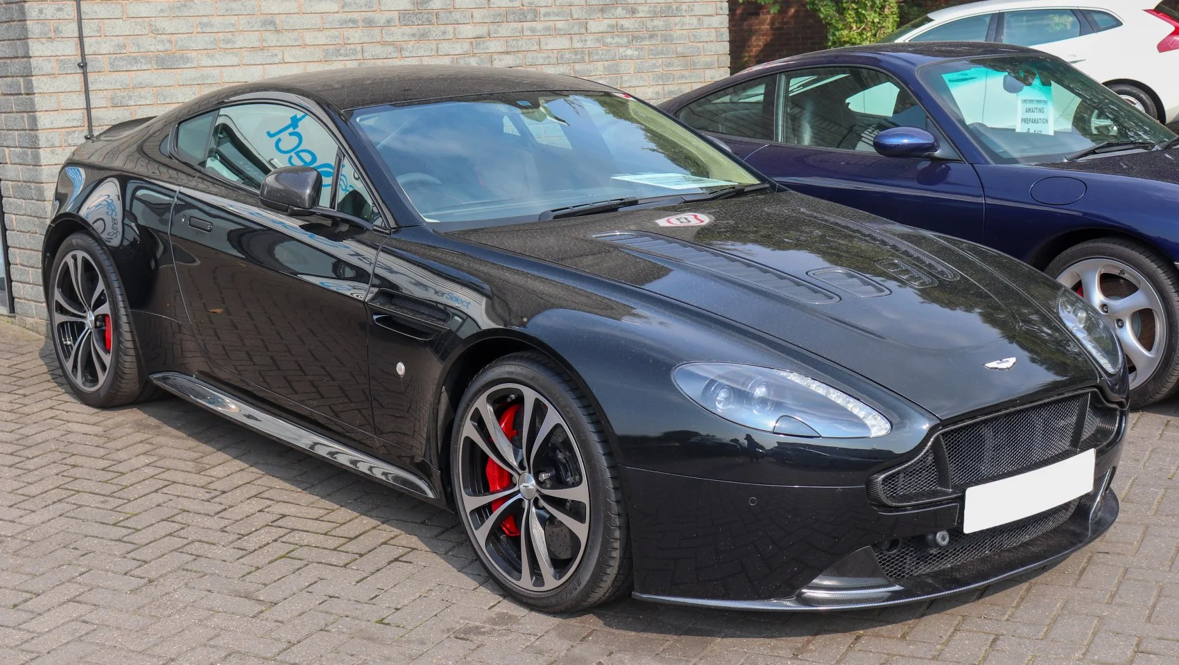 V12 Vantage imagine reprezentativă