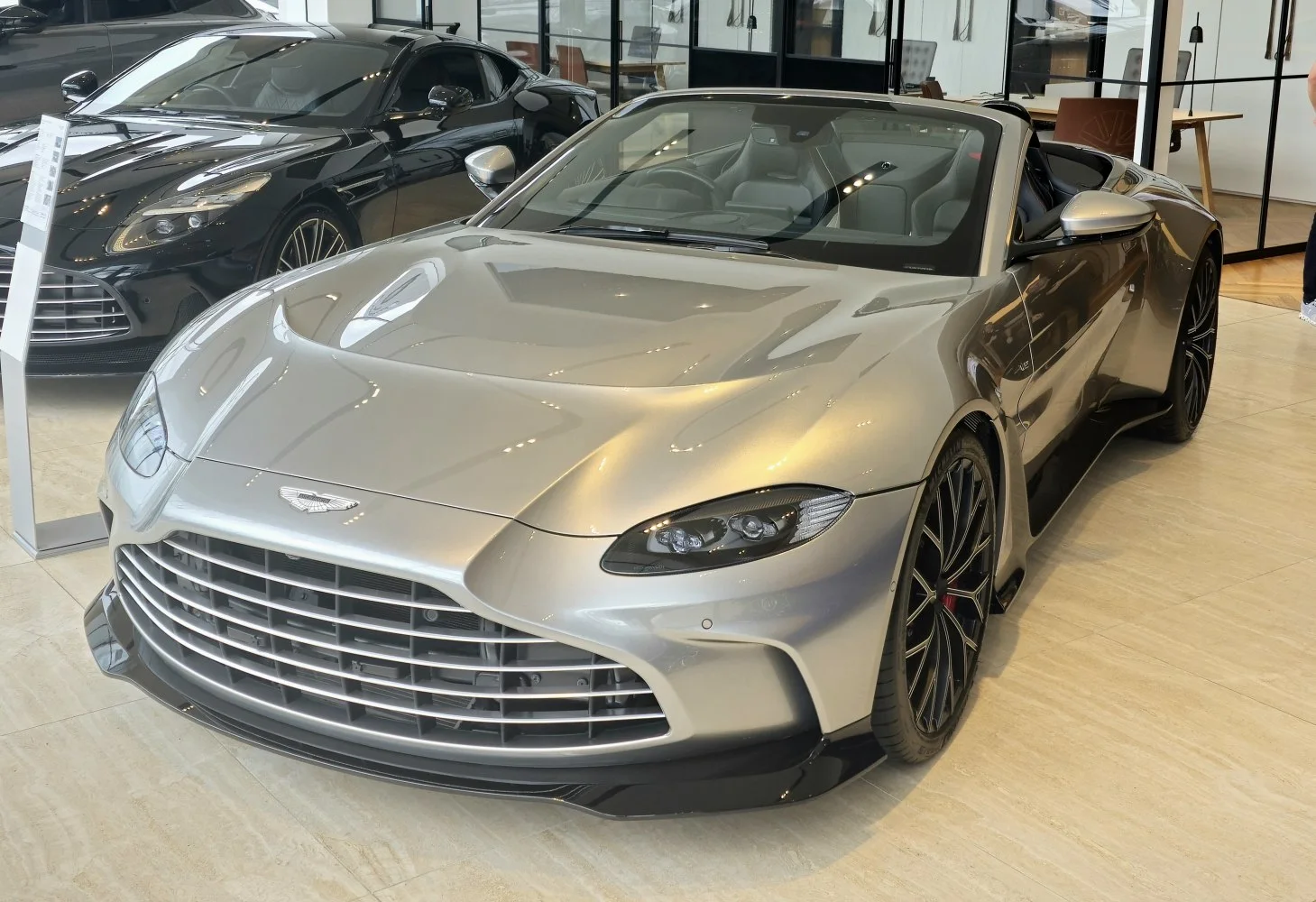 V12 Vantage Roadster imagine reprezentativă