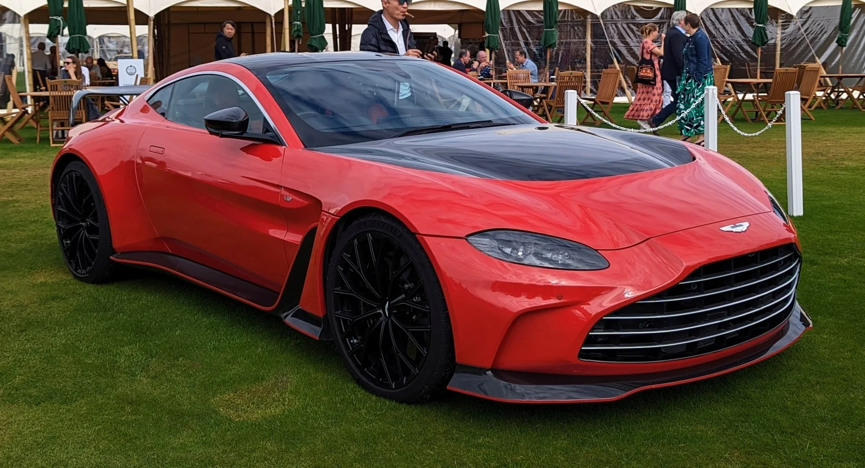 V12 Vantage imagine reprezentativă