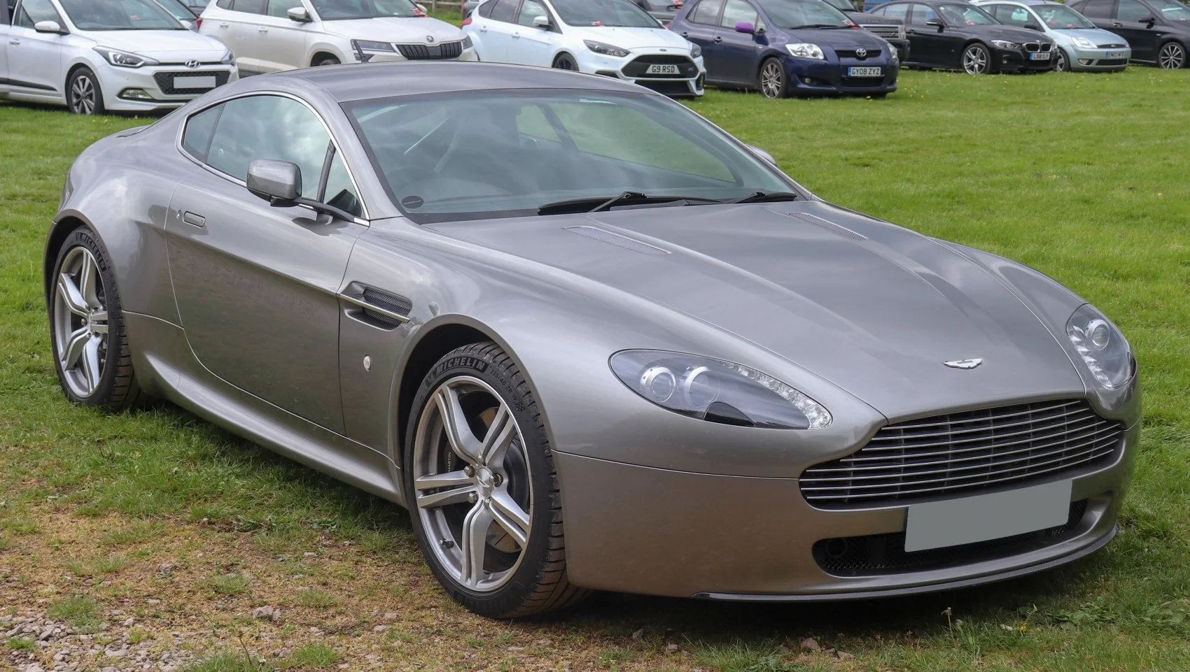 V8 Vantage (2005) imagine reprezentativă