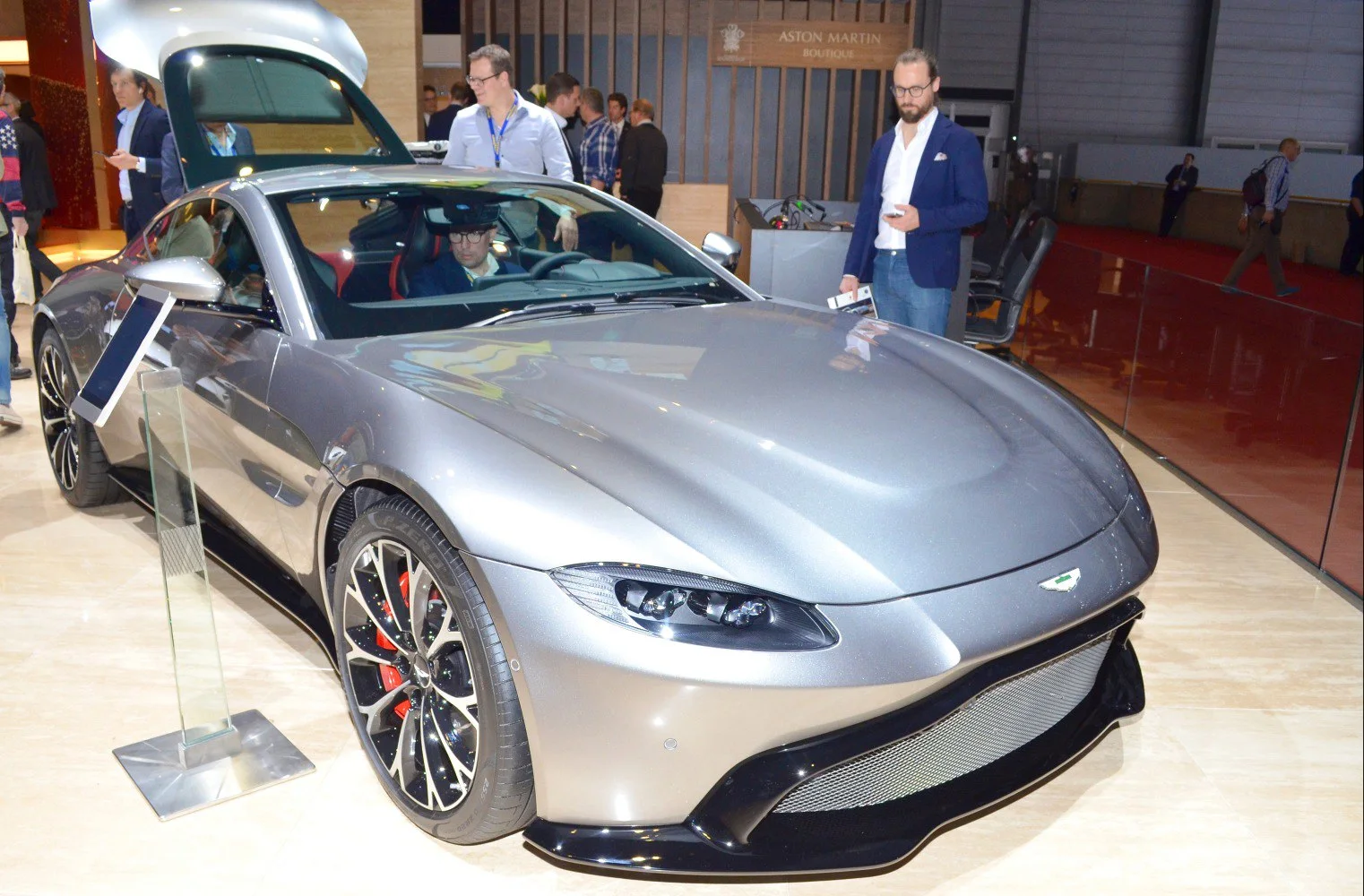 V8 Vantage (2018) imagine reprezentativă