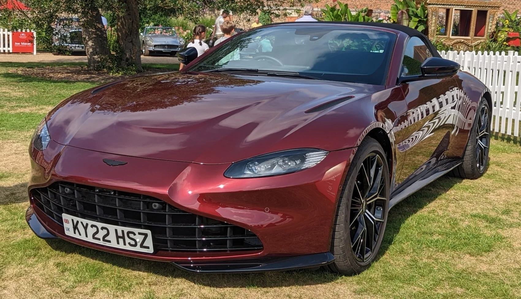 V8 Vantage Roadster (2018) imagine reprezentativă